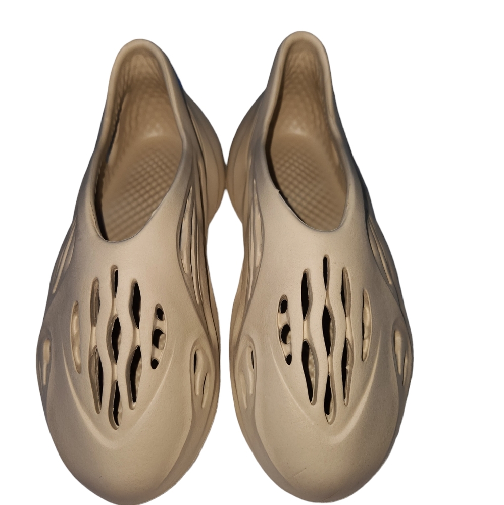 Cream foam runner slippers